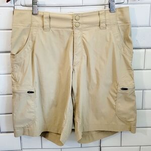 L.L.Bean Ladies Khaki Color Trekking Short Multiple Pockets Front And Rear Nylon